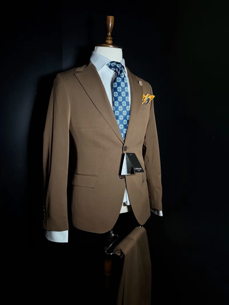 Costum taupe cu cravată bleu și batistă portocalie, colecția nouă Castellini