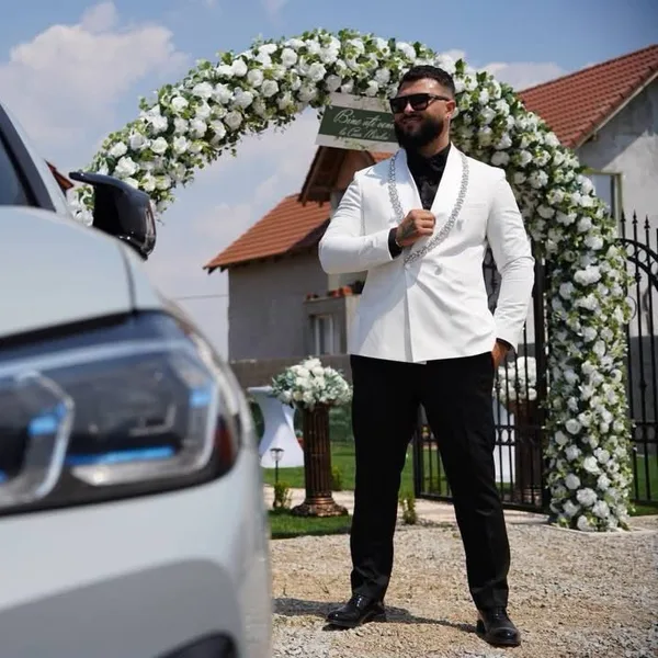 Mire în smoking ivory Castellini, la nuntă
