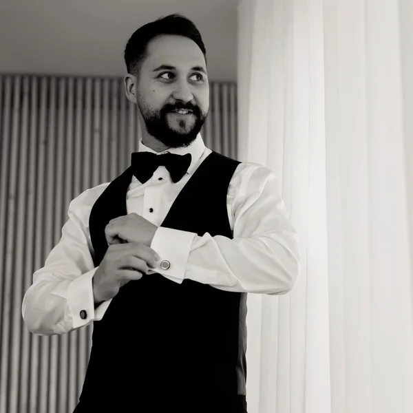 Mîndru Mihai își fixează butonii de la manșetă, fotografie alb-negru
