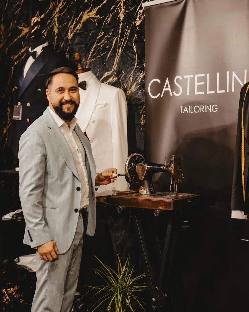 Mîndru Mihai, fondatorul Castellini Tailoring, lângă mașina de cusut din atelier