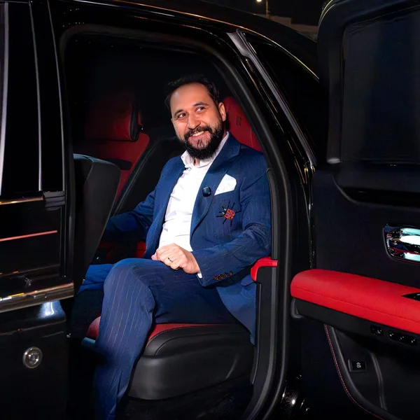 Mîndru Mihai, fondatorul Castellini Tailoring, în costum bleumarin cu dungi