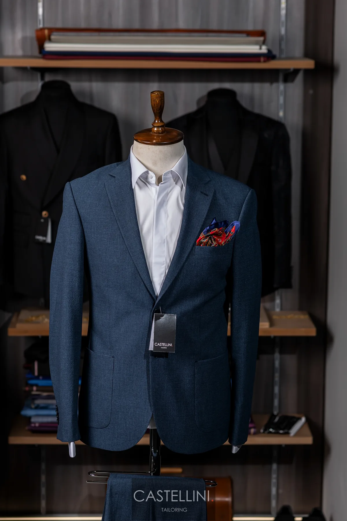 Costum bleumarin, croială clasică, vedere 2