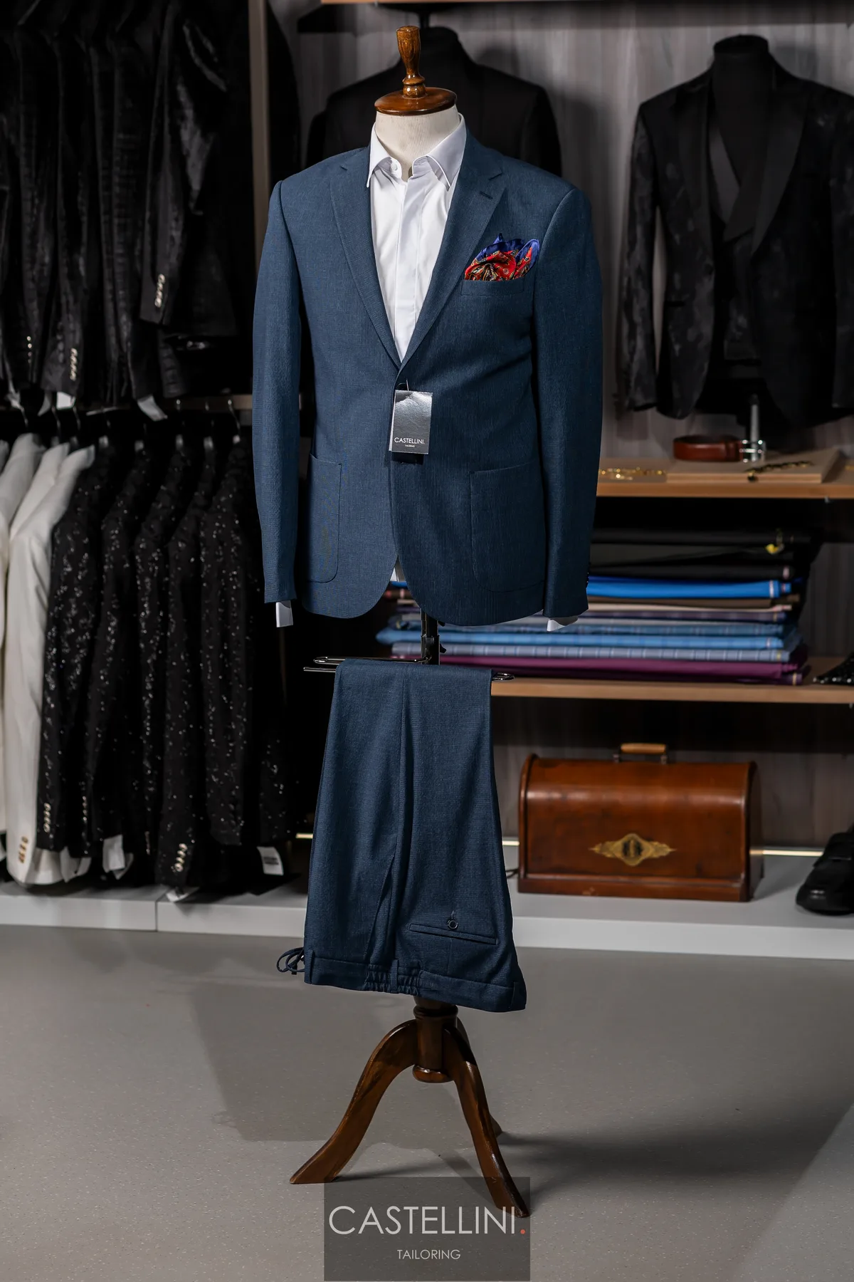 Costum bleumarin, croială clasică, vedere 3