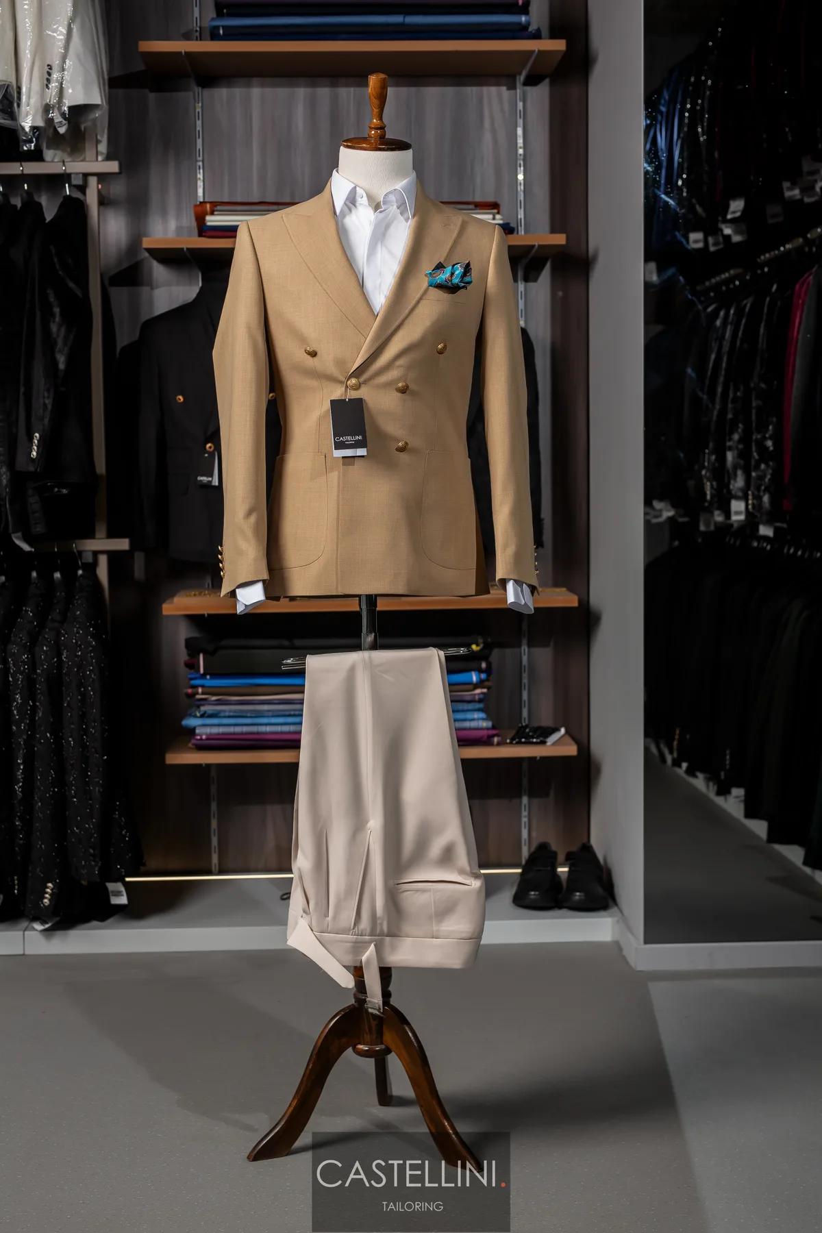 Costum camel, croială la două rânduri, vedere 10