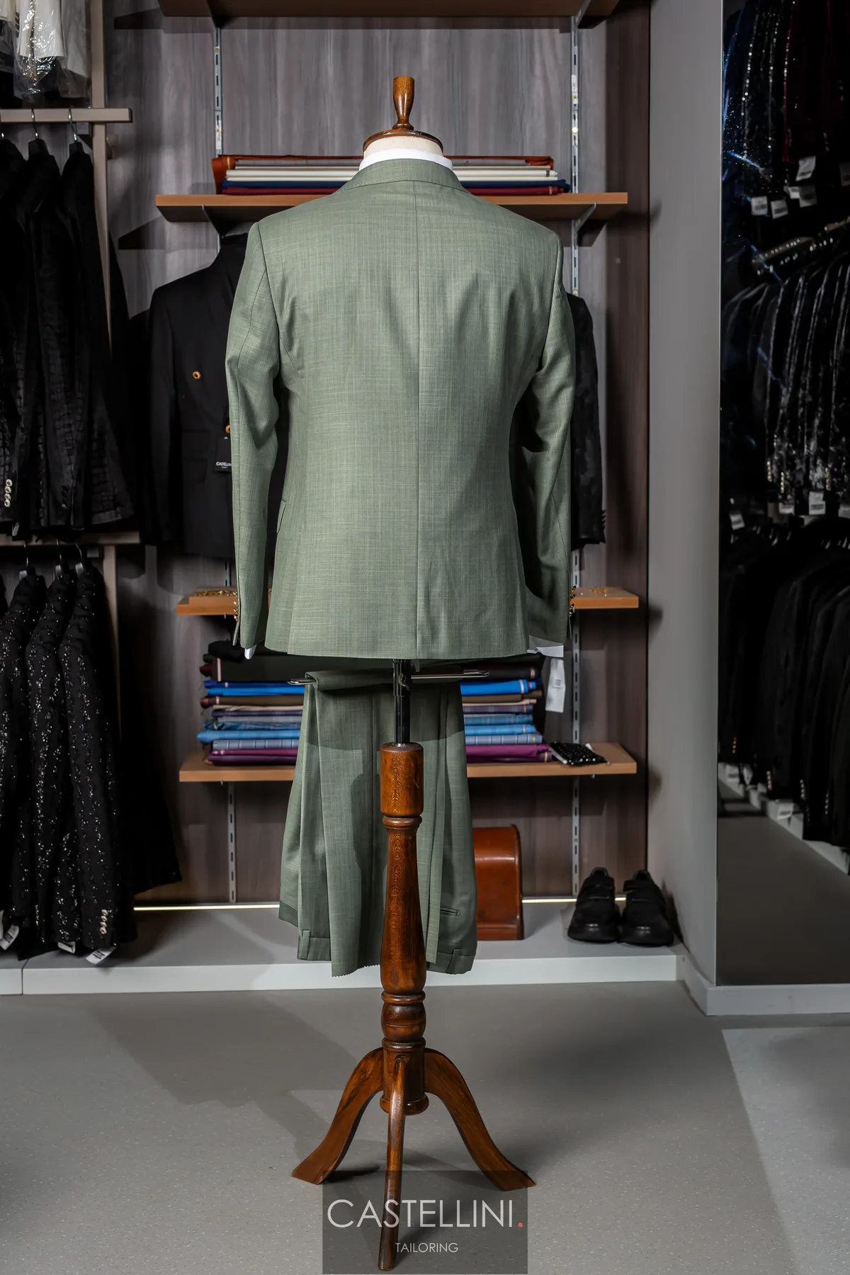 Costum verde sage, croială la două rânduri, vedere 6