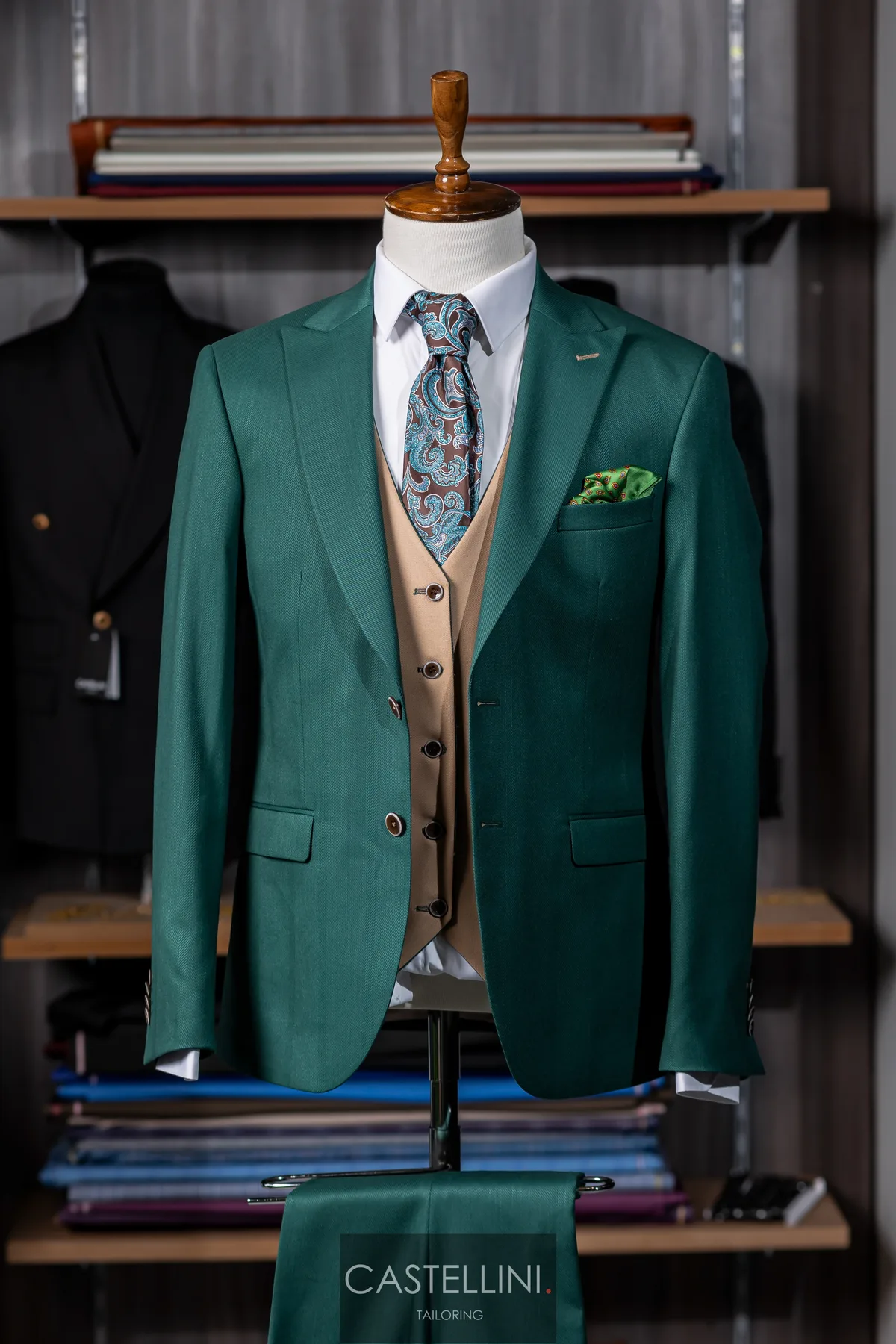 Costum verde smarald cu vestă camel, vedere 2