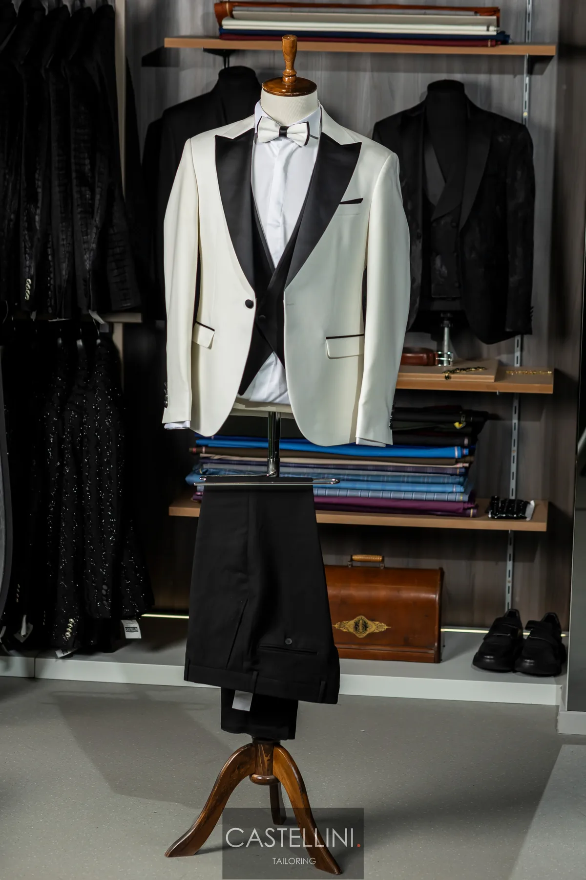 Smoking ivory cu rever satin negru, vedere 3