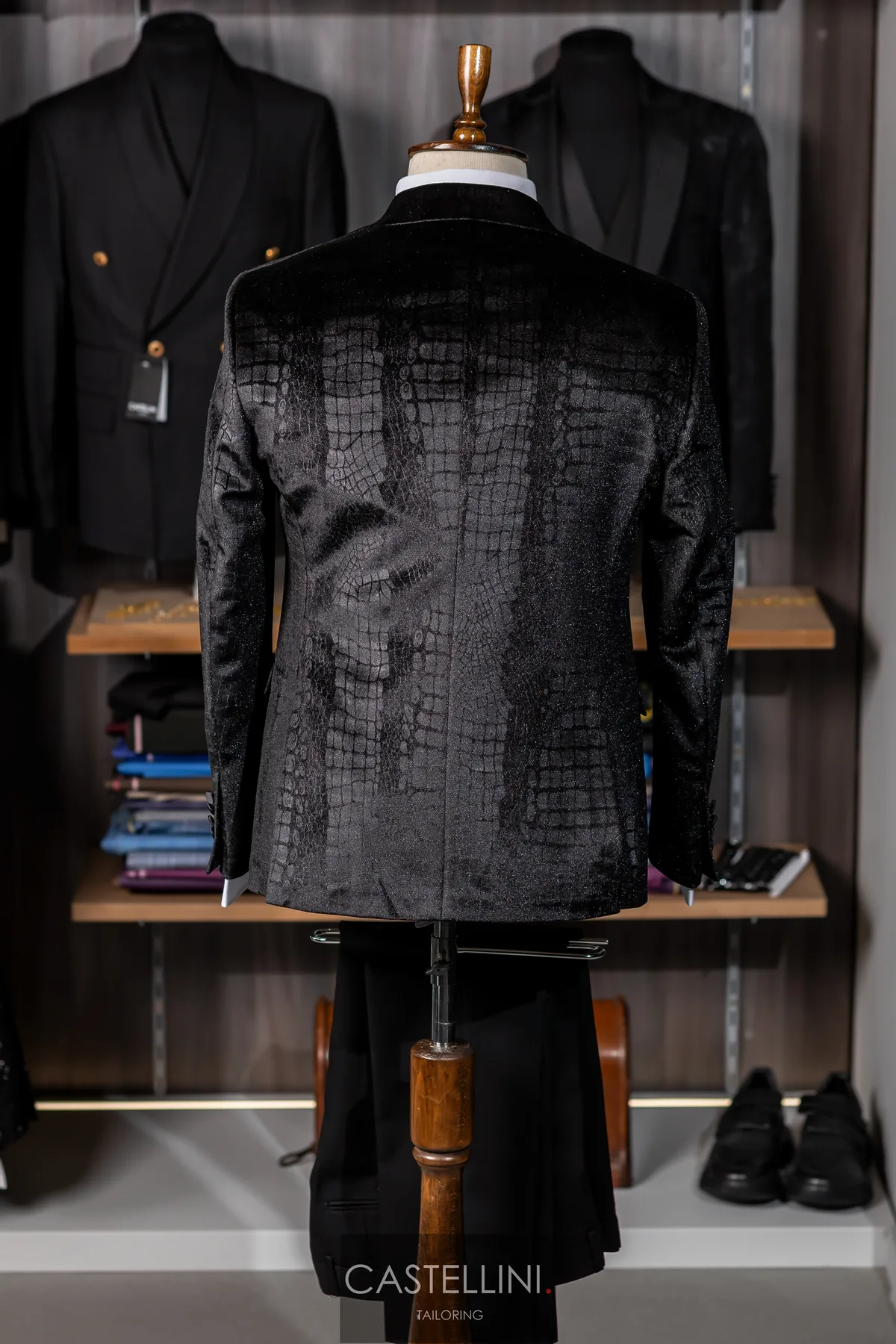 Smoking negru cu textură crocodil și vestă, vedere 7